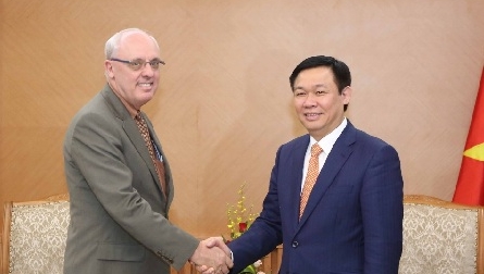 รองนายกรัฐมนตรี เวืองดิ่งเหวะให้การต้อนรับผู้อำนวยการโรงเรียนนโยบายสาธารณะและสิ่งแวดล้อมของสหรัฐ